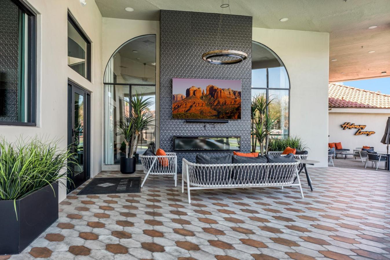 Sleek 2br-pool, Yoga Rm, Gym, Cabanas, Bbq,prkng