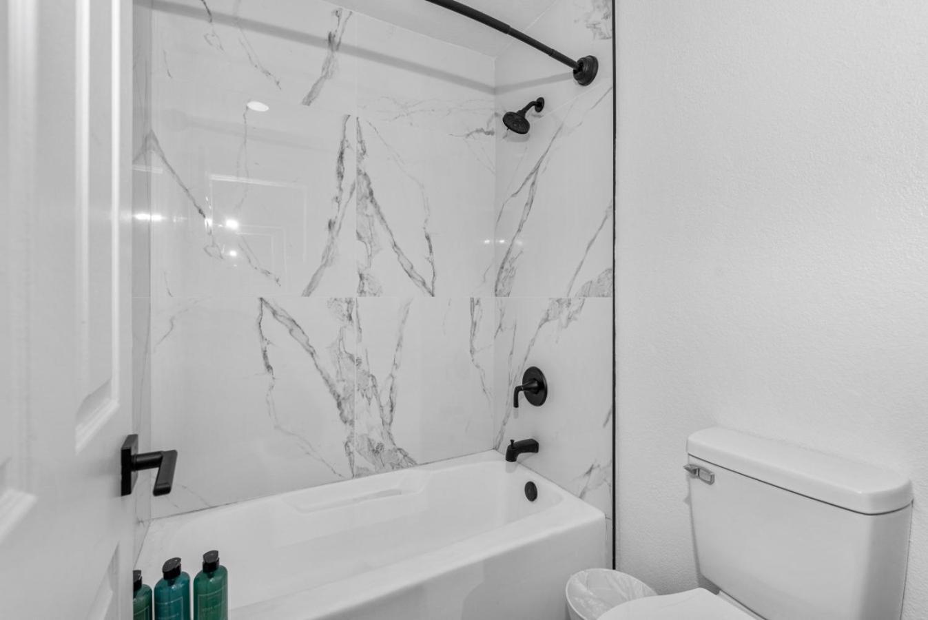 Sleek 2br-pool, Yoga Rm, Gym, Cabanas, Bbq,prkng *