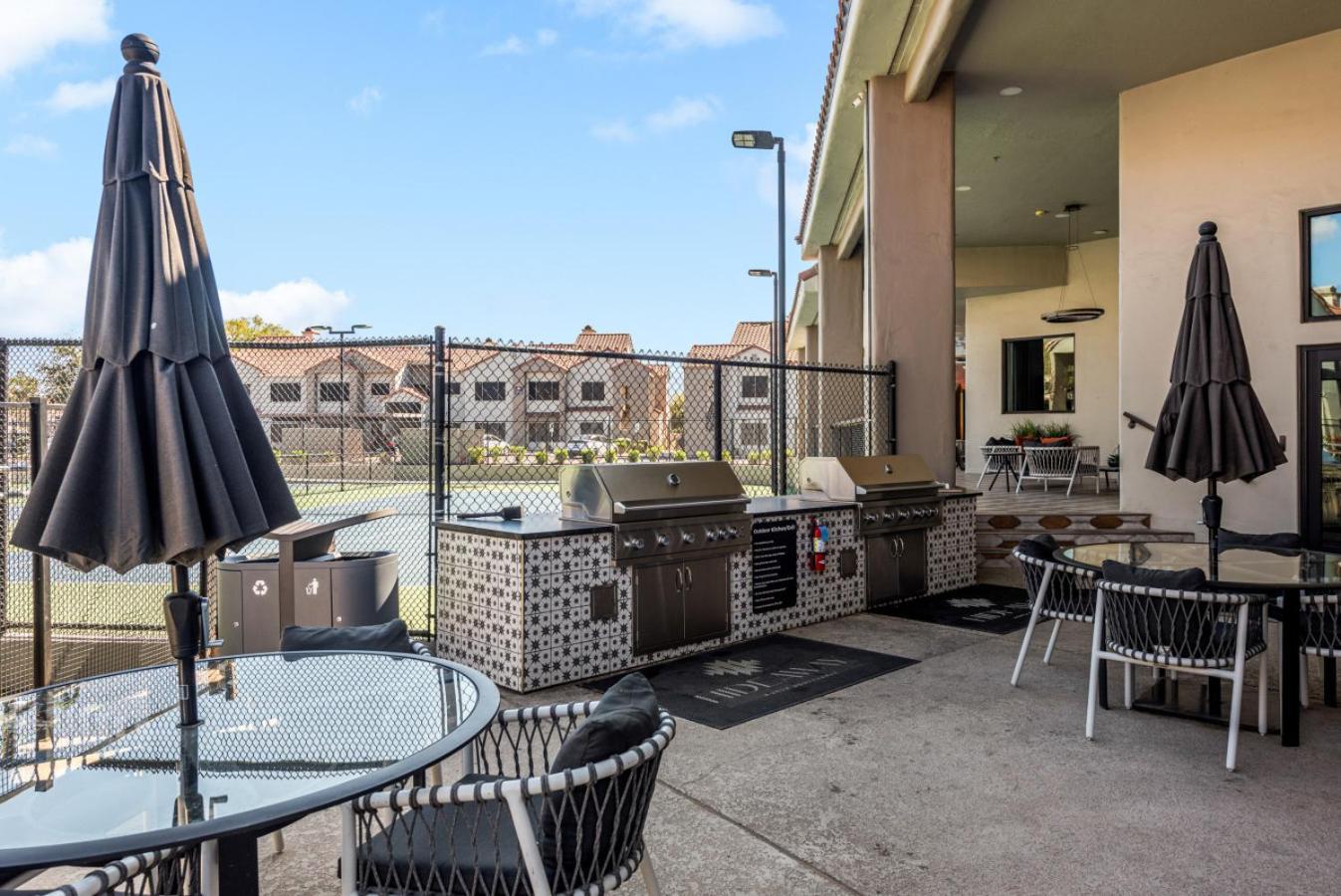 Apartment Sleek 2br-pool, Yoga Rm, Gym, Cabanas, Bbq,prkng Scottsdale
