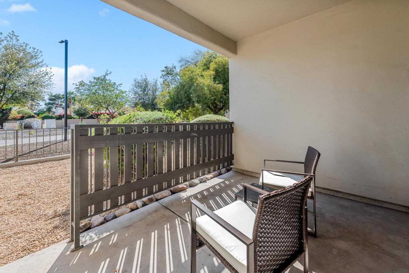 Sleek 2br-pool, Yoga Rm, Gym, Cabanas, Bbq,prkng Apartment