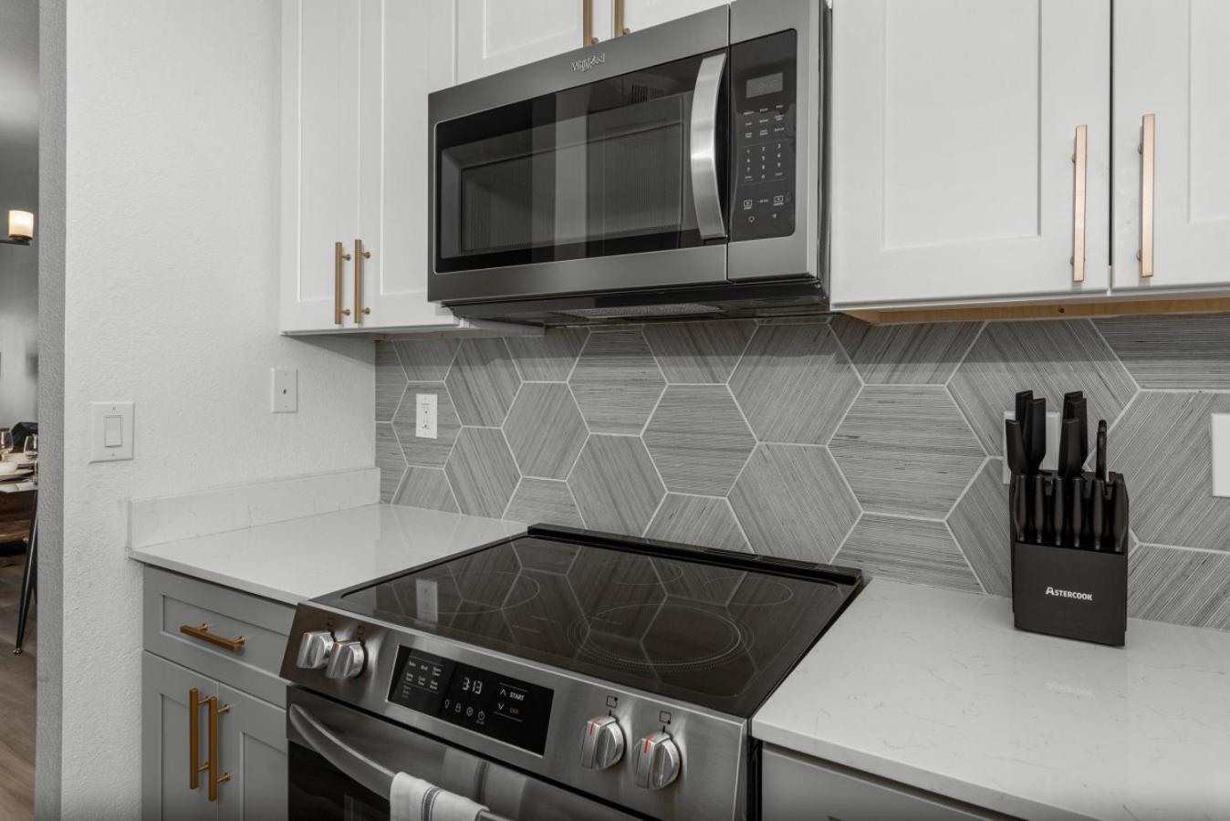 Sleek 2br-pool, Yoga Rm, Gym, Cabanas, Bbq,prkng Apartment *