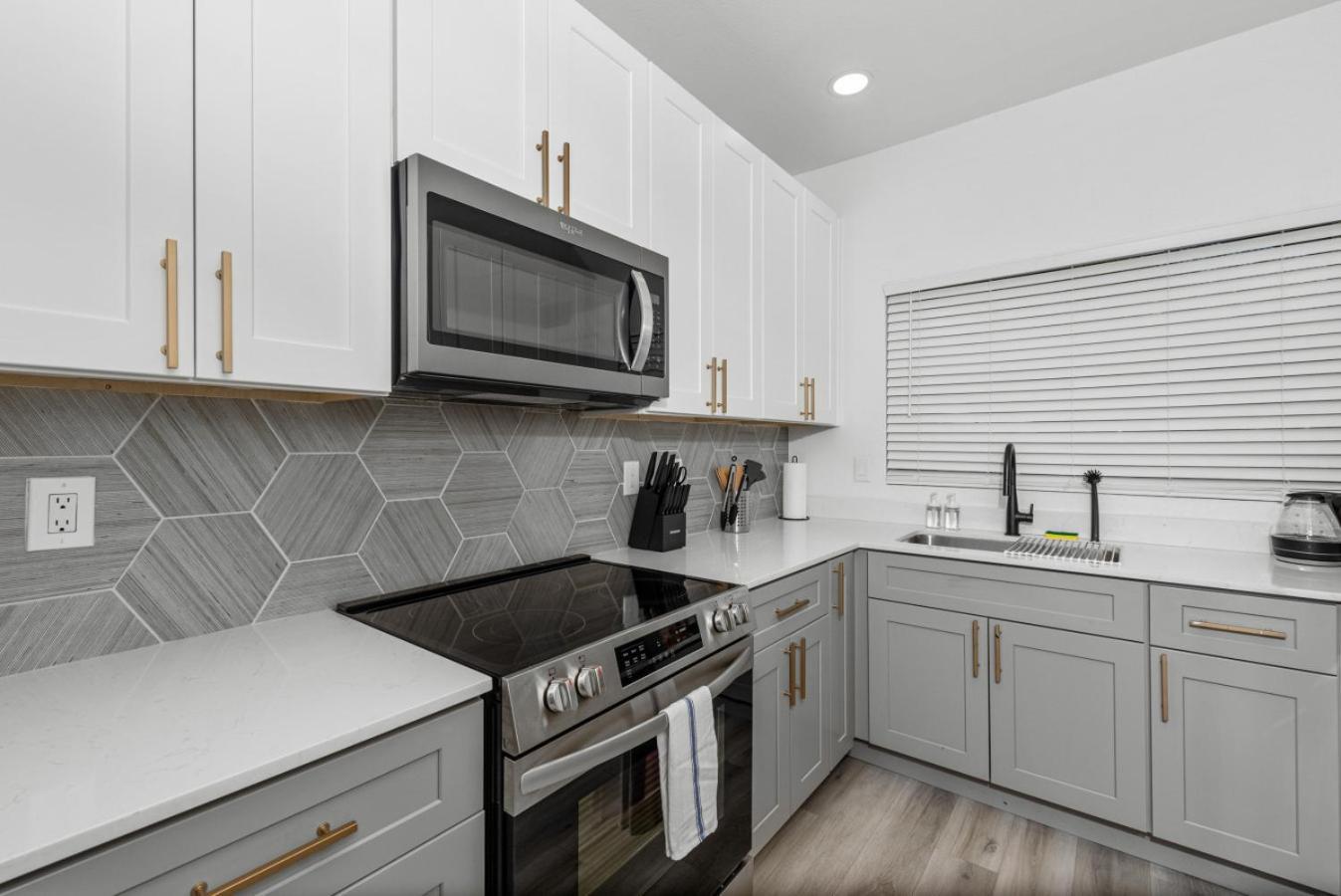 Apartment Sleek 2br-pool, Yoga Rm, Gym, Cabanas, Bbq,prkng Scottsdale