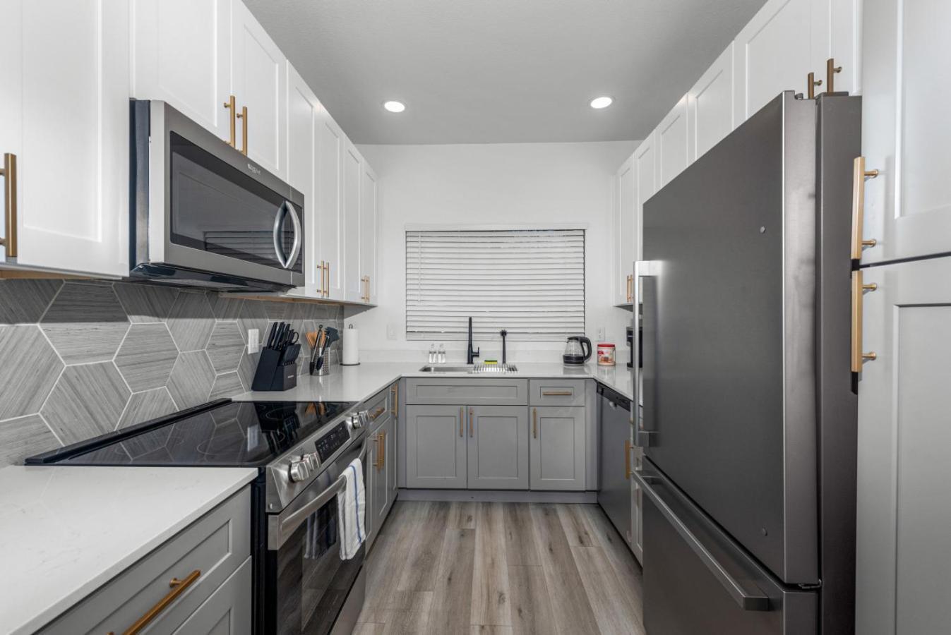 Sleek 2br-pool, Yoga Rm, Gym, Cabanas, Bbq,prkng *