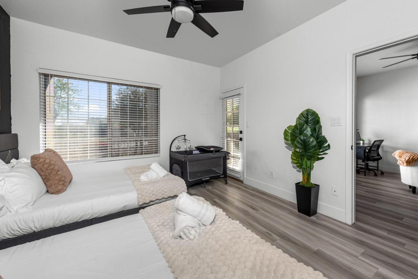 Sleek 2br-pool, Yoga Rm, Gym, Cabanas, Bbq,prkng * Scottsdale