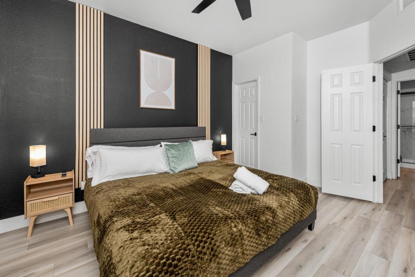 Sleek 2br-pool, Yoga Rm, Gym, Cabanas, Bbq,prkng Apartment